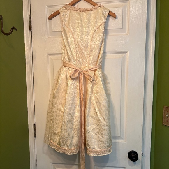 Cream Brocade Dirndl with Lace Apron - Picture 2 of 13
